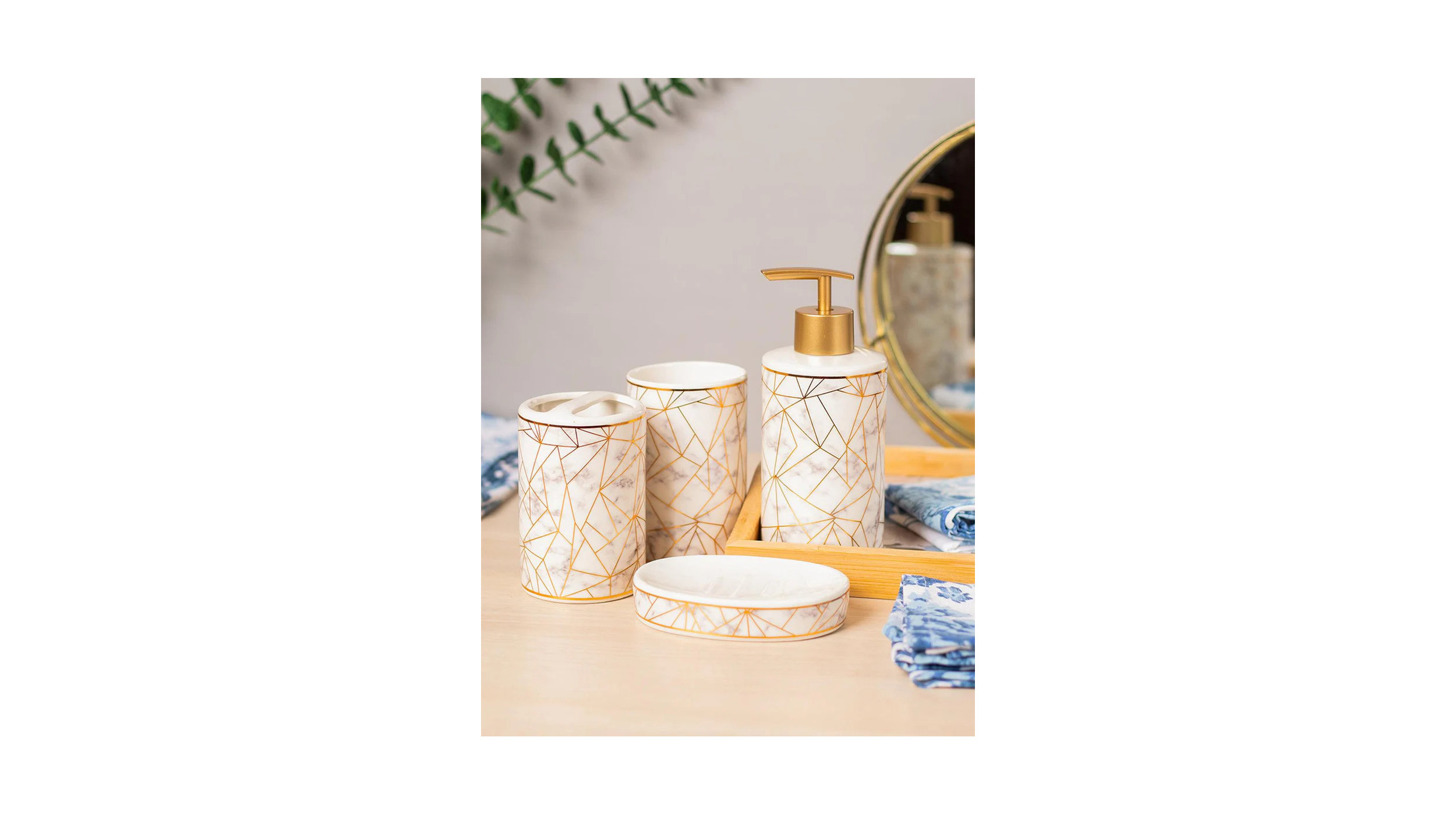 Bathroom set of 4 pieces