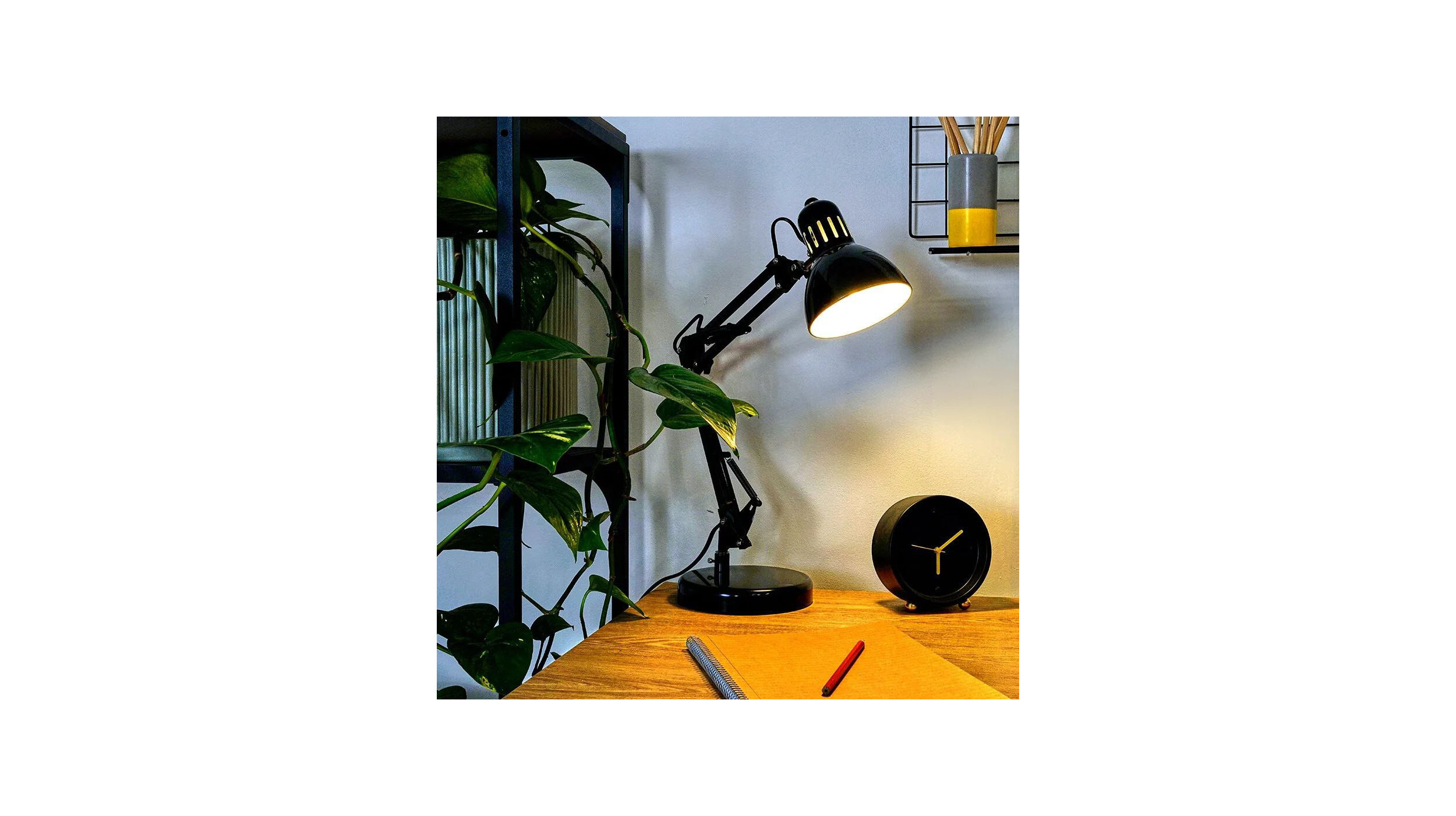 Регульована настільна лампа
